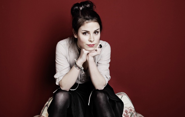 Певица Лена Майер-Ландрут на красном фоне