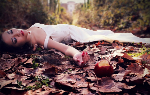 Спящая красавица попробовала заколдованное яблоко