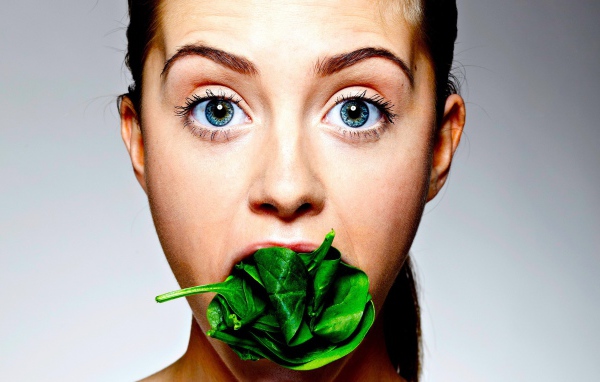 Щавель во рту у девушки