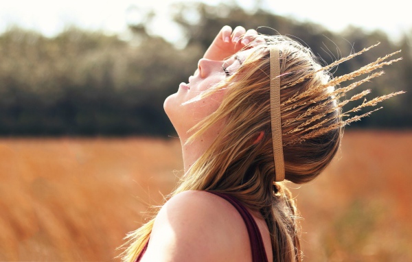 Колоски в виде короны у девушки