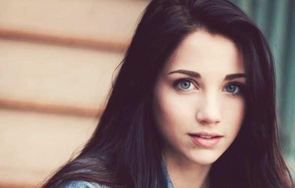 Черноволосая девушка Эмили Радд