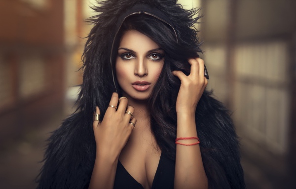 Брюнетка в черной меховой накидке