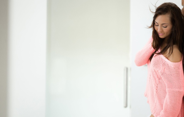 Брюнетка в розовой вязаной кофте