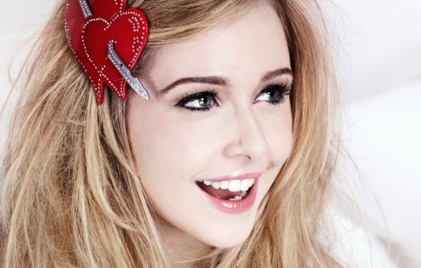 Украшение в виде сердец на волосах у блондинки