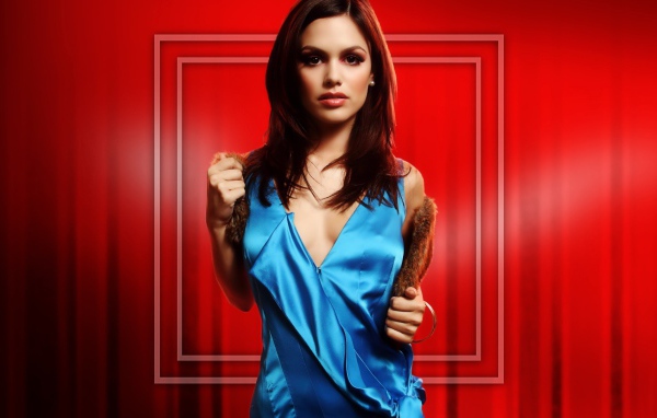 Знаменитая актриса Рэйчел Билсон на красном фоне