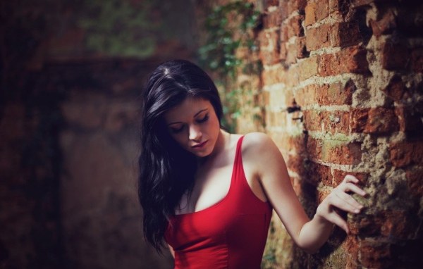 Девушка у полуразрушенной каменной кладки