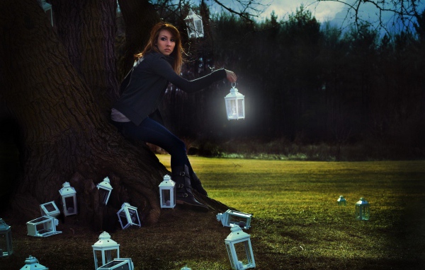 Девушка с фонариками у дерева