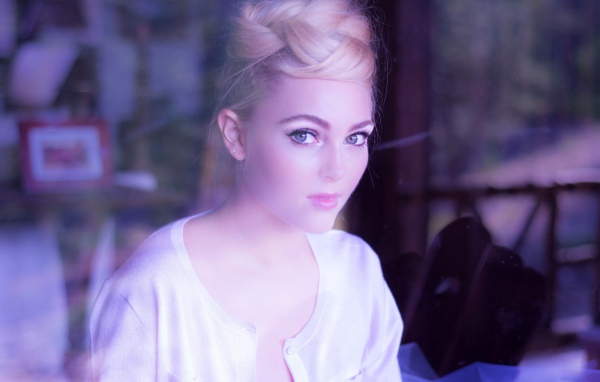 Девушка у окна Анна София Робб