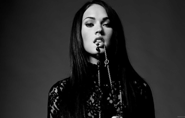 Девушка держит в зубах украшение