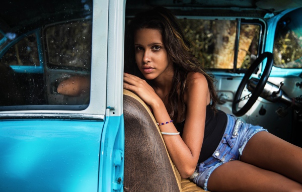 Девушка в автомобиле на Кубе