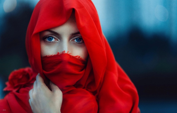 Девушка в красной накидке закрыла лицо