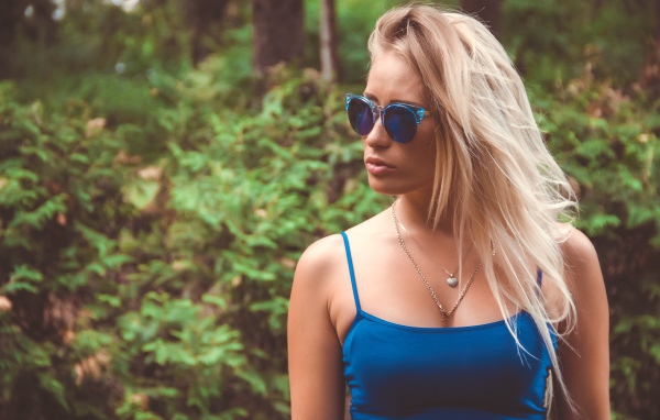 Девушка в синих солнцезащитных очках