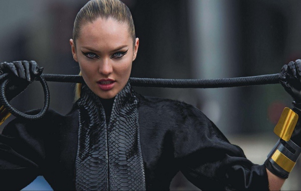 Девушка в форме наездницы, модель Кэндис Свейнпол