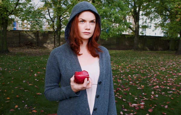 Девушка в капюшоне с яблоком