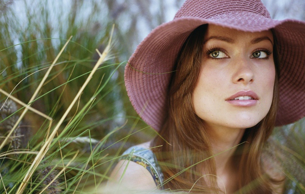 Девушка в розовой шляпе Оливия Уайдли