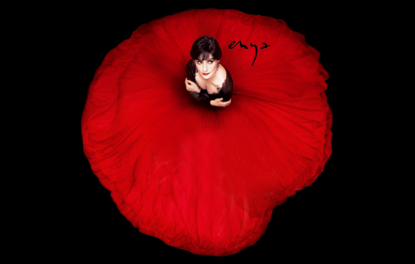 Девушка в красном платье в форме мака