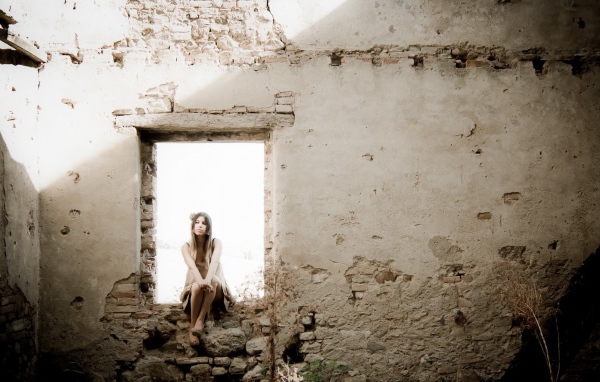 Девушка на окне в руинах