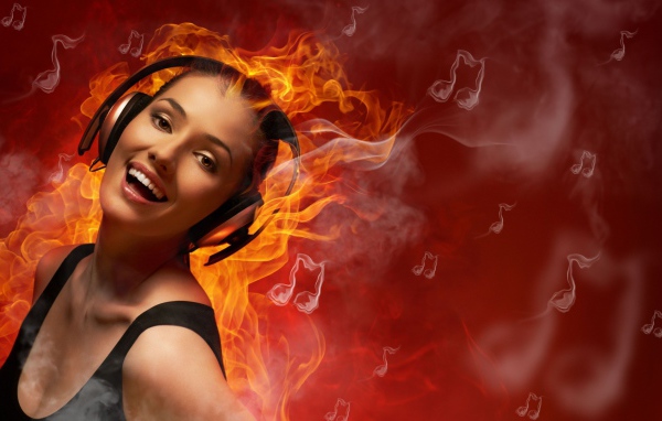 Девушка в огне слушает музыку