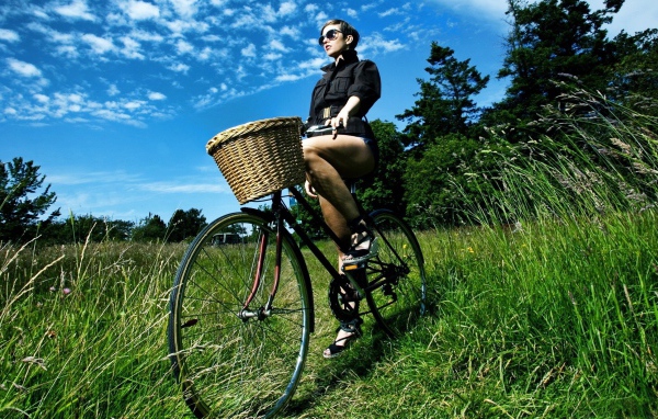 Девушка на велосипеде в поле