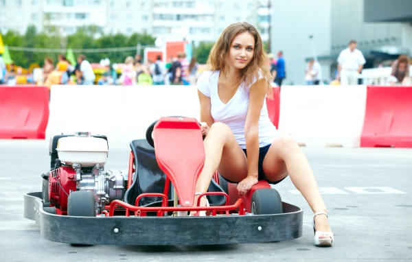 Девушка на картинге