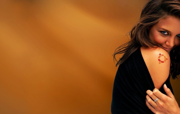 Девушка с татуировкой Ubuntu на плече