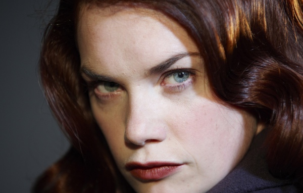 Девушка с каштановыми волосами Рут Уилсон