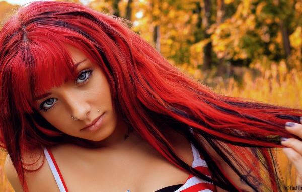 Девушка с красными волосами и кольцом в носу