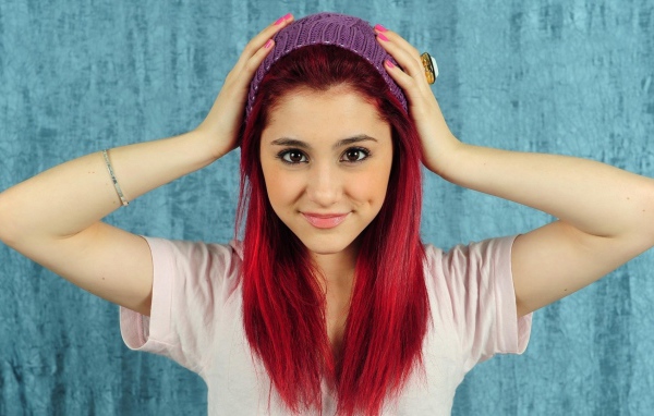 Девушка с красными волосами в сиреневой повязке