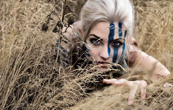 Девушка с синей раскраской на лице