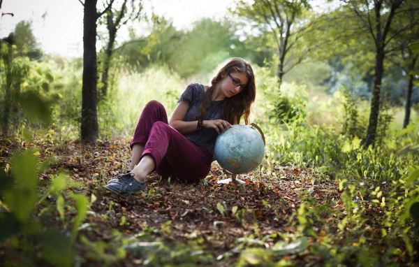 Девушка с глобусом на полянке
