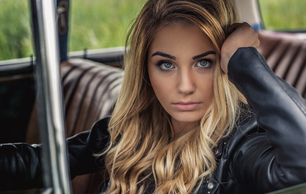 Зеленоглазая блондинка в автомобиле