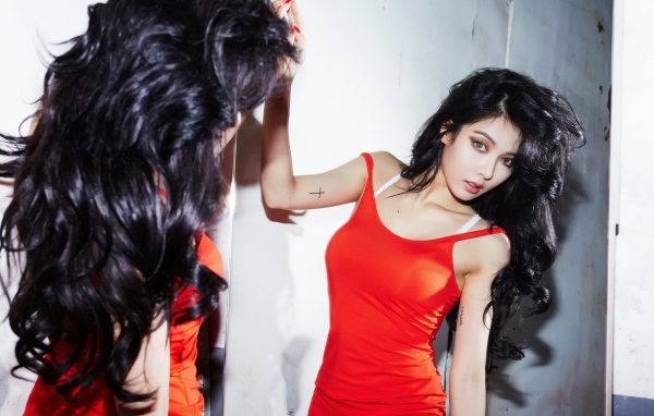 Певица из Кореи Хёна