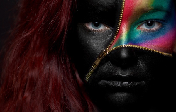 Необычный бодиарт на лице у девушки