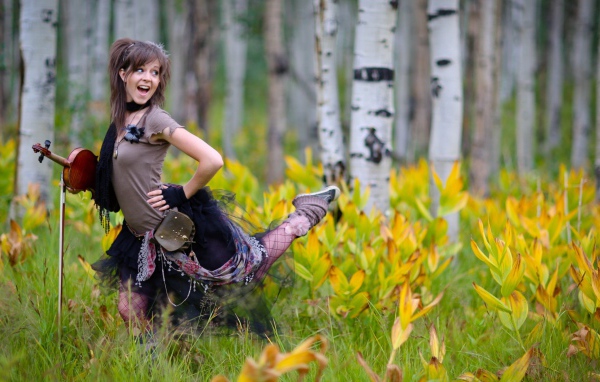 Скрипачка в березовой роще