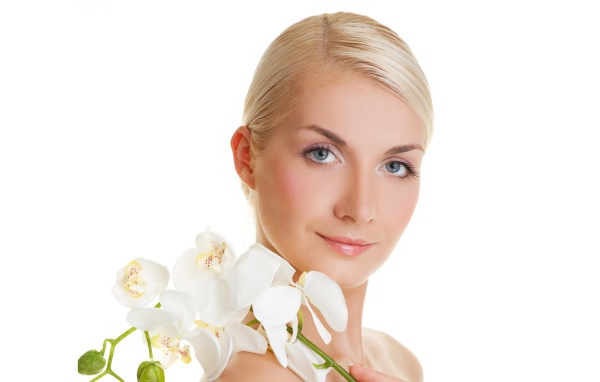 Белые цветы на плече у девушки