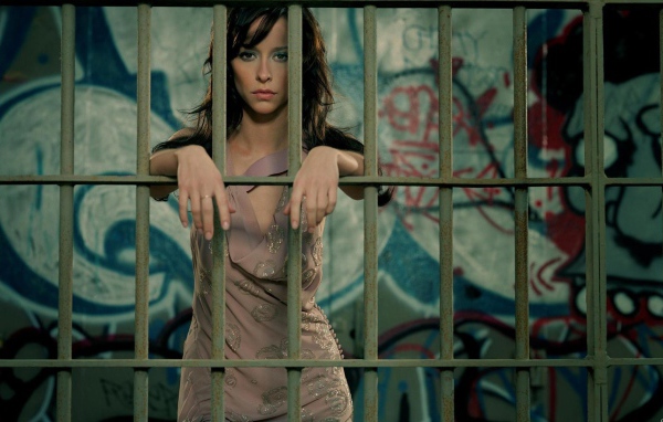 Девушка за решеткой в тюрьме