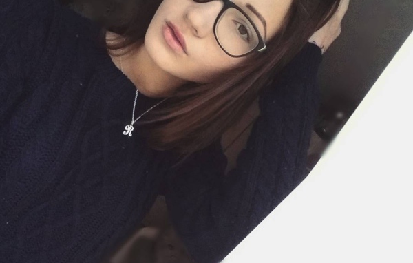 Красивая девушка под углом