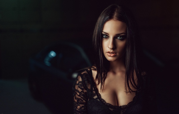 Брюнетка на фоне авто, фотограф Георгий Чернядьев