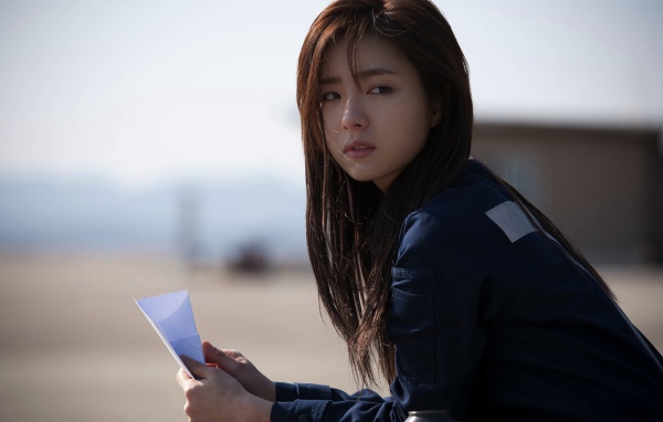 Японская девушка с бумагой в руке