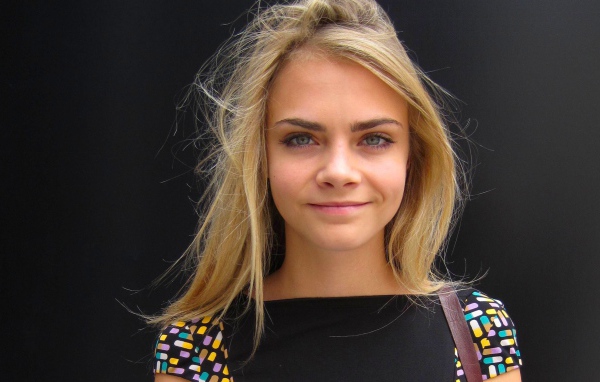 Милая девушка Кара Делевинь