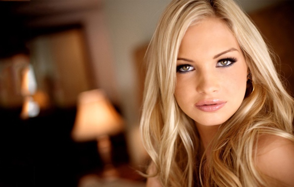 Красивая девушка Franziska Facella