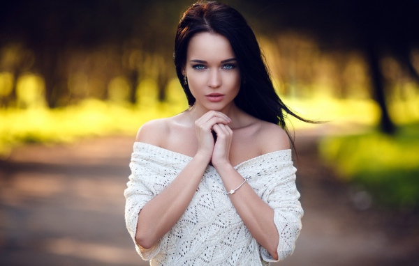 Девушка в белом платье Ангелина Петрова