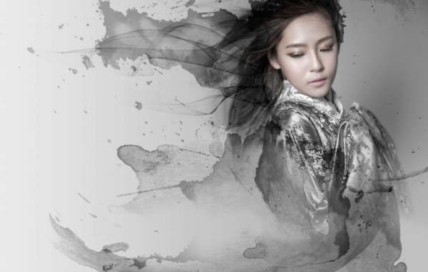 Азиатская модель в серых красках
