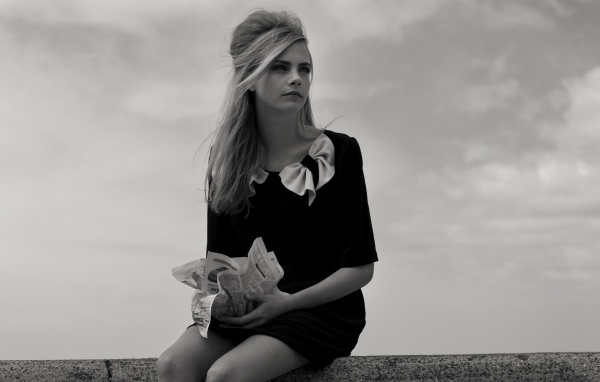 Черно белое фото модели Кара Делевинь