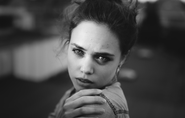 Черно белое фото девушки Aurela Skandaj