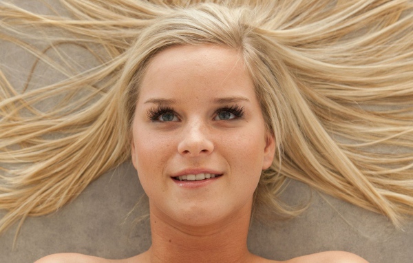 Блондинка модель Мэри Квин