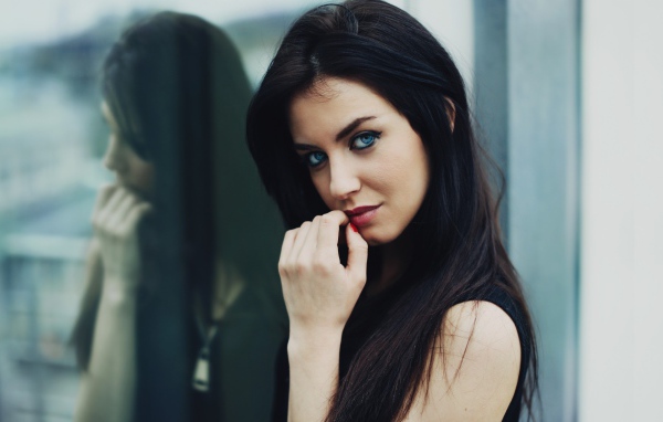 Голубоглазая брюнетка Aurela Skandaj