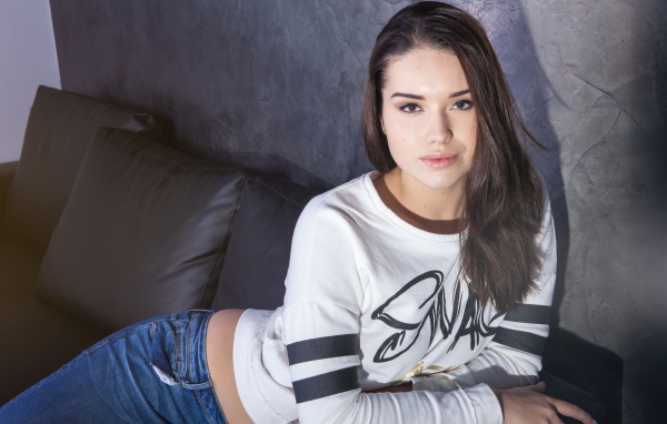 Модель брюнетка Aza