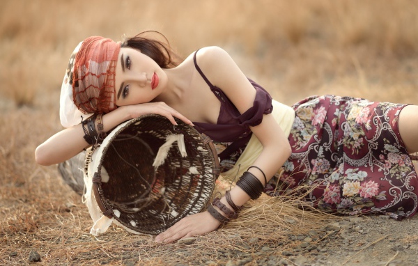 Модель брюнетка позирует с корзиной