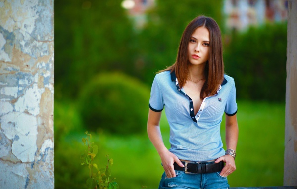 Екатерина Тимохина позирует на фоне зелени